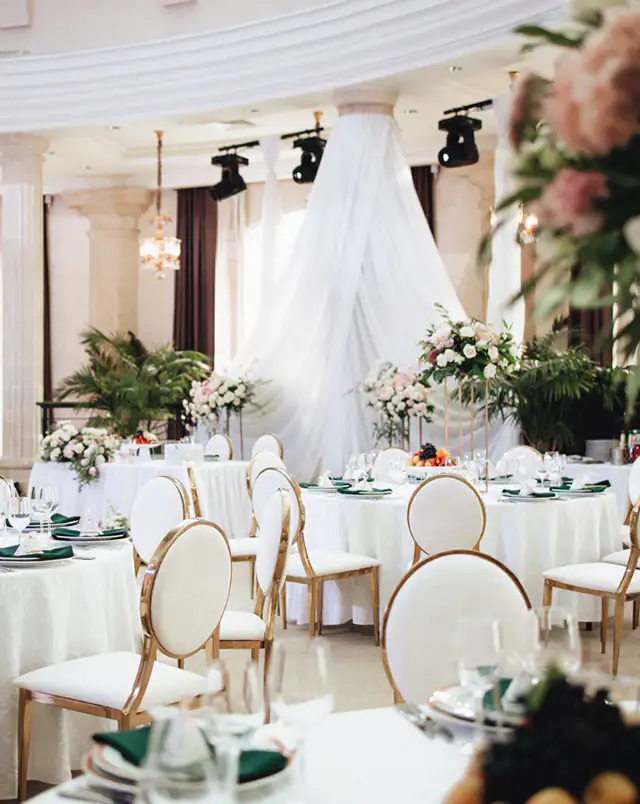 dekor-i-oformlemie-zala-dlya-svadby